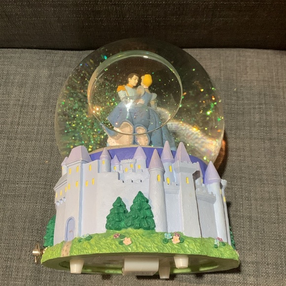 Disney Cinderella and Prince Charming Snow Globe - Picture 7 of 9